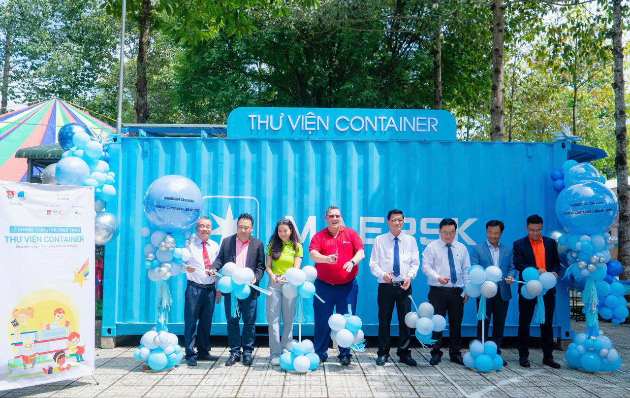 Đại diện các đơn vị đồng hành cùng địa phương cắt băng rôn khánh thành Thư viện Container