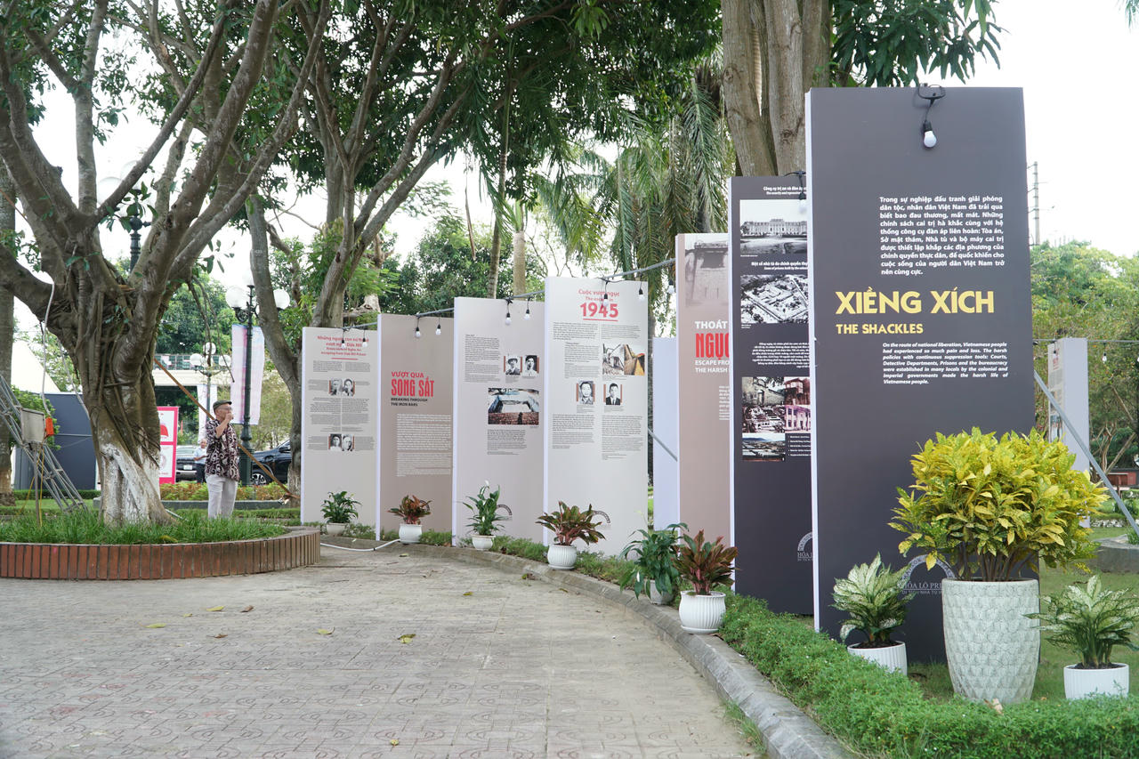 Trưng bày "Khát vọng tự do" với gần 100 tư liệu, hình ảnh quý. Ảnh: Tuyết Lan 