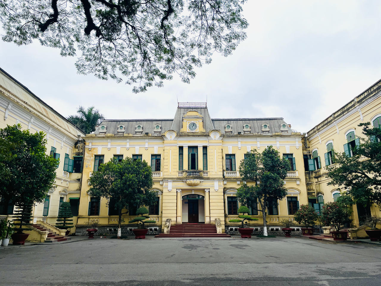 Trụ sở UBND TP Hải Phòng (cũ) tọa lạc ở 18 Hoàng Diệu, trước đây là Tòa đốc lý, một trong những công trình đầu tiên người Pháp xây ở Hải Phòng.