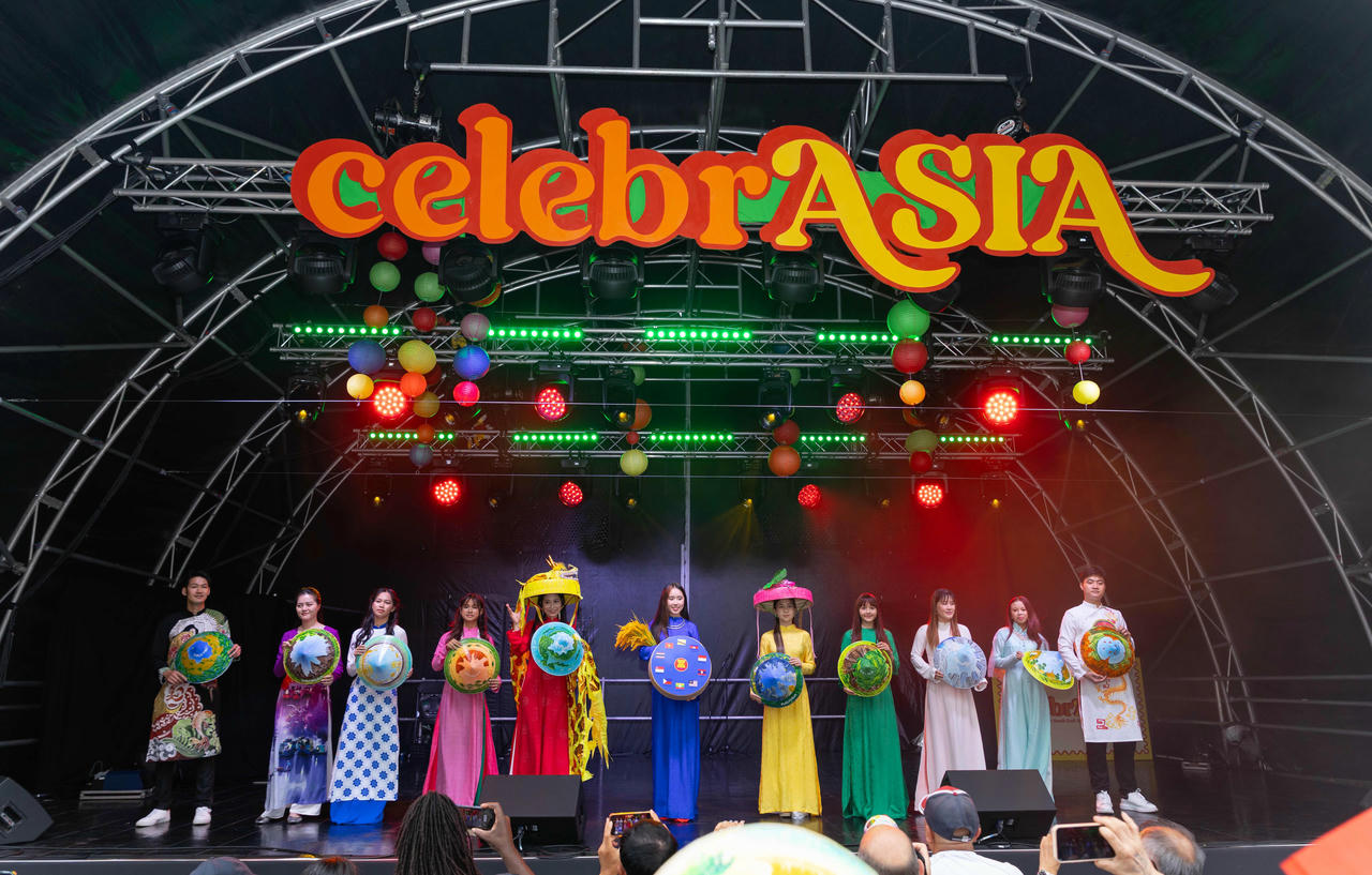 Áo Dài tung bay giữa lòng London