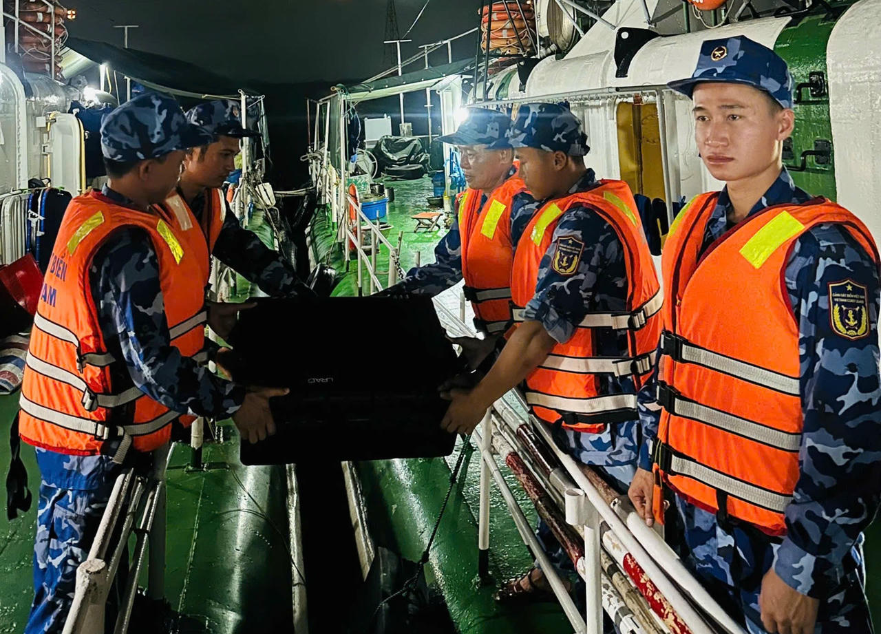 Các chiến sĩ Cảnh sát biển Tàu CSB 1014 bàn giao vật chất phục vụ công tác tuyên truyền sang tàu CSB 1011.