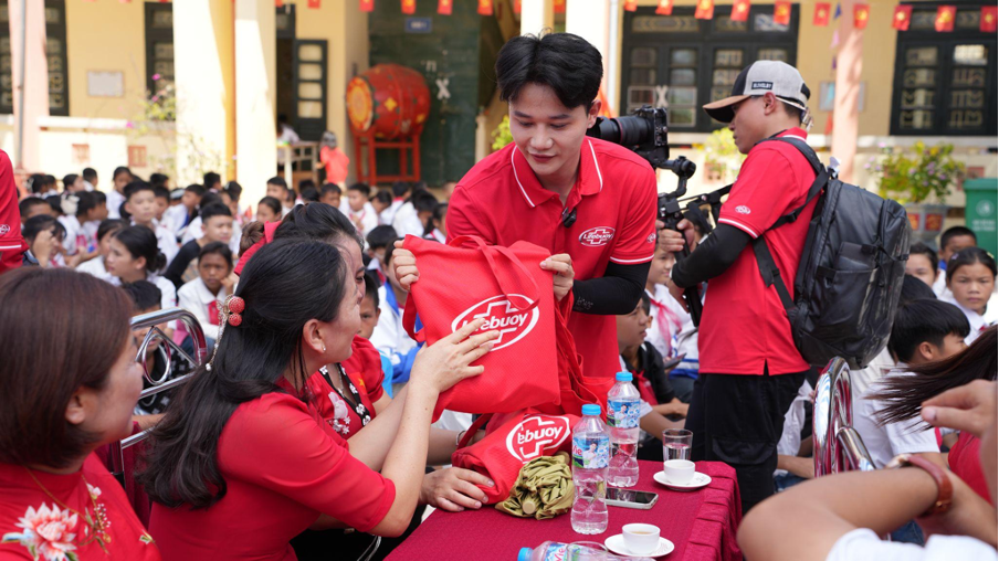 Đại diện Lifebuoy đã trao tặng những phần quà ý nghĩa tới các Thầy, Cô và các em học sinh.