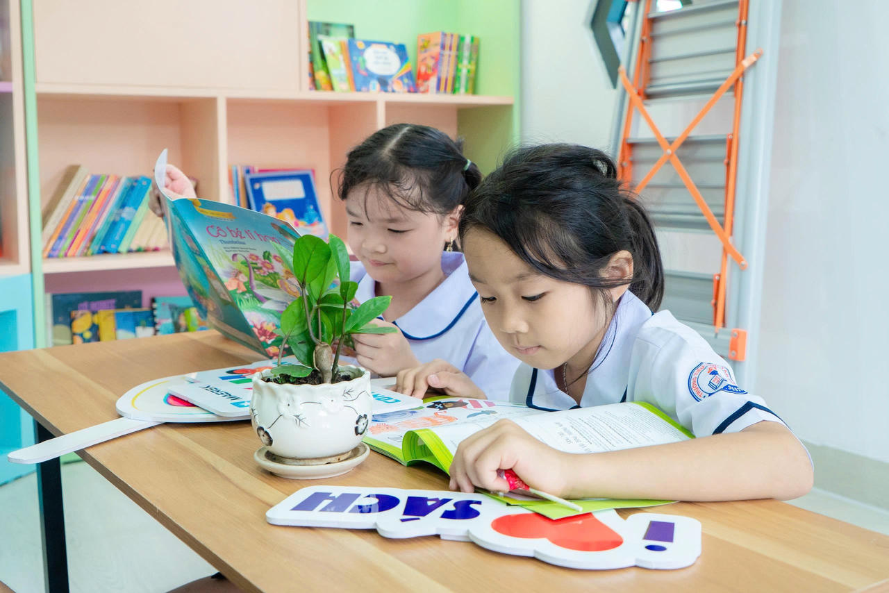 Các em học sinh vô cùng thích thú trải nghiệm Thư viện mới tại khuôn viên trường