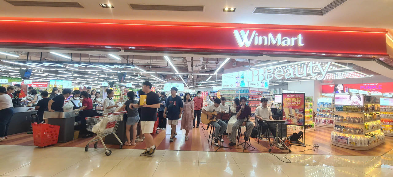 Nhóm nhạc trẻ biểu diễn tại siêu thị WinMart Trần Duy Hưng. (Ảnh: Minh Hữu)