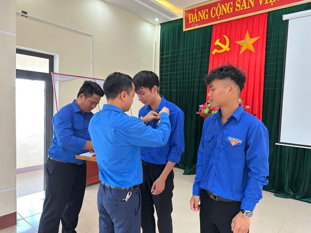 Đồng chí Nguyễn Quốc Toản, Phó Bí thư Tỉnh Đoàn, Chủ nhiệm UBKT Tỉnh Đoàn, Chủ tịch Hội LHTN Việt Nam tỉnh Quảng Trị trao Huy hiệu “Tuổi trẻ dũng cảm” của Trung ương Đoàn cho 02 thanh niên cứu người trong đêm.