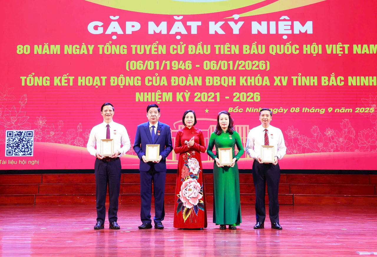 Phó Chủ tịch Quốc hội Nguyễn Thị Thanh trao Kỷ niệm chương Vì sự nghiệp Quốc hội Việt Nam cho các đồng chí Thường trực Tỉnh uỷ Bắc Ninh.