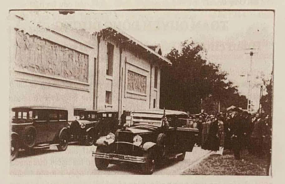 Buổi đón tiếp vua Bảo Đại đến thăm trường Mỹ thuật Đông Dương. Hai bức phù điêu đã "hiện diện" trên tường trường. (Ảnh TL)