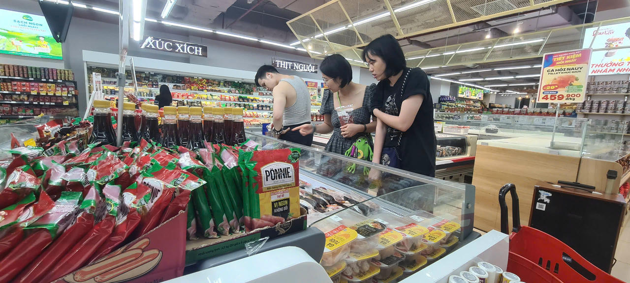 Nhiều khách hàng thích thú với trải nghiệm mới của siêu thị WinMart Trần Duy Hưng. (Ảnh: Minh Hữu).