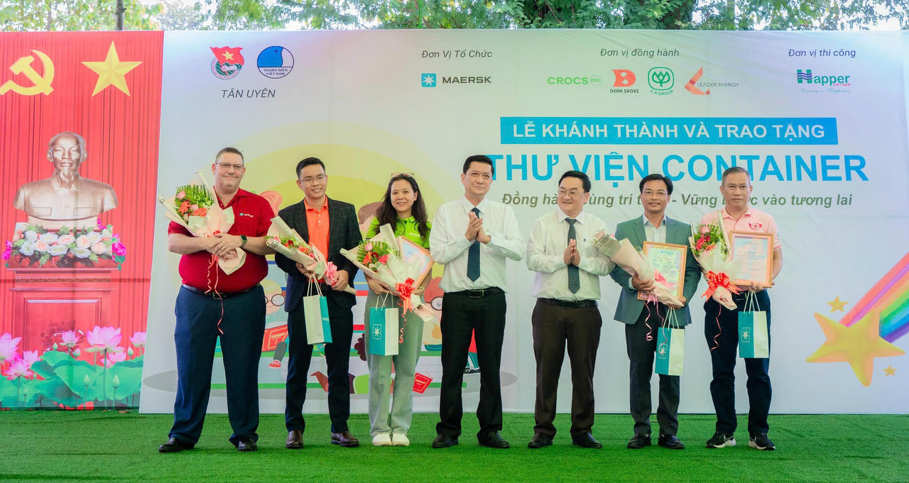 Đại diện phía địa phương trao tặng hoa và thư cảm ơn ghi nhận sự đồng hành của các nhà tài trợ