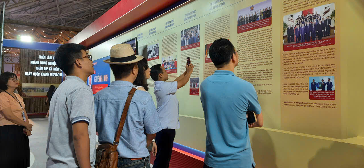 Đông đảo khách tham quan không gian trưng bày của Bộ Tư pháp.