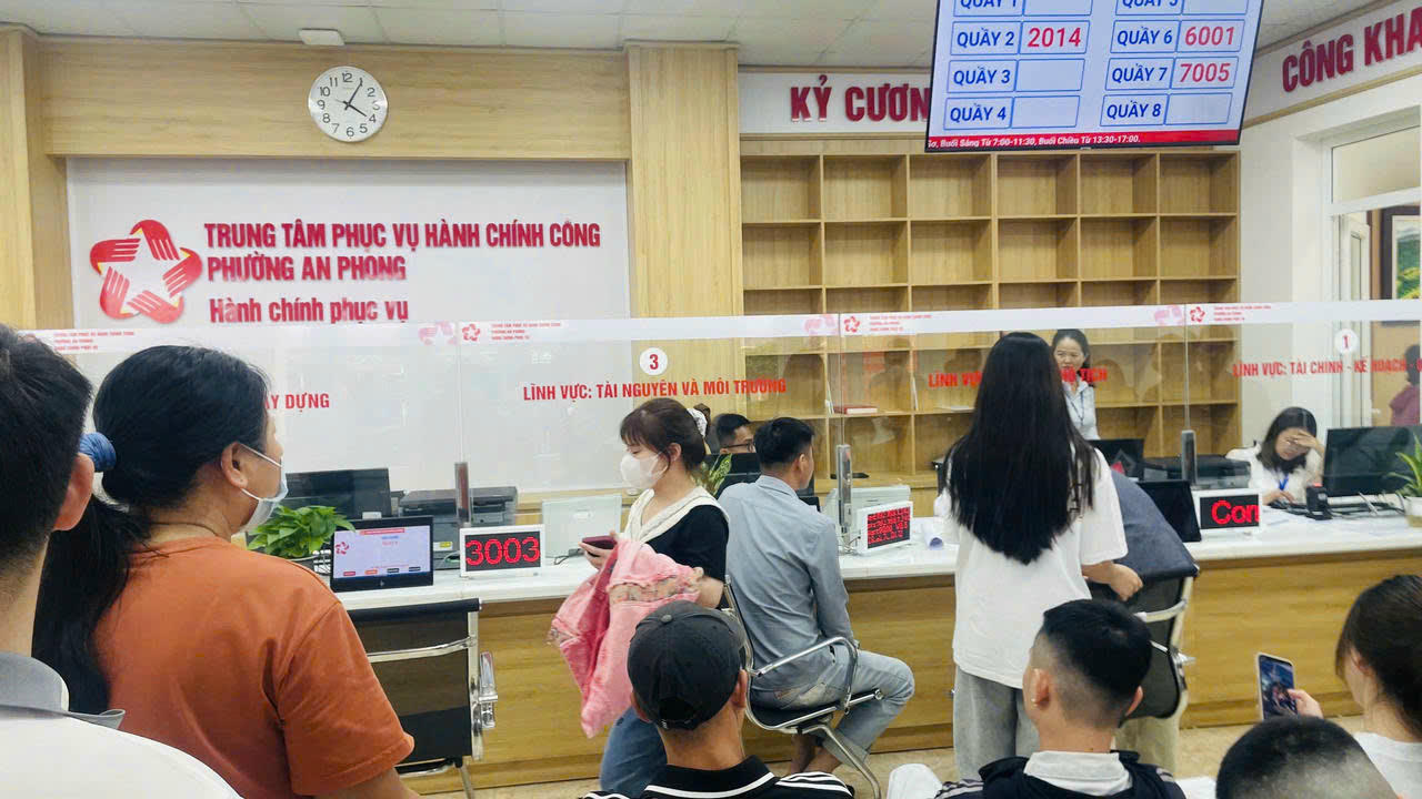 Người dân thực hiện thủ tục hành chính tại Trung tâm phục vụ hành chính công phường An Phong.