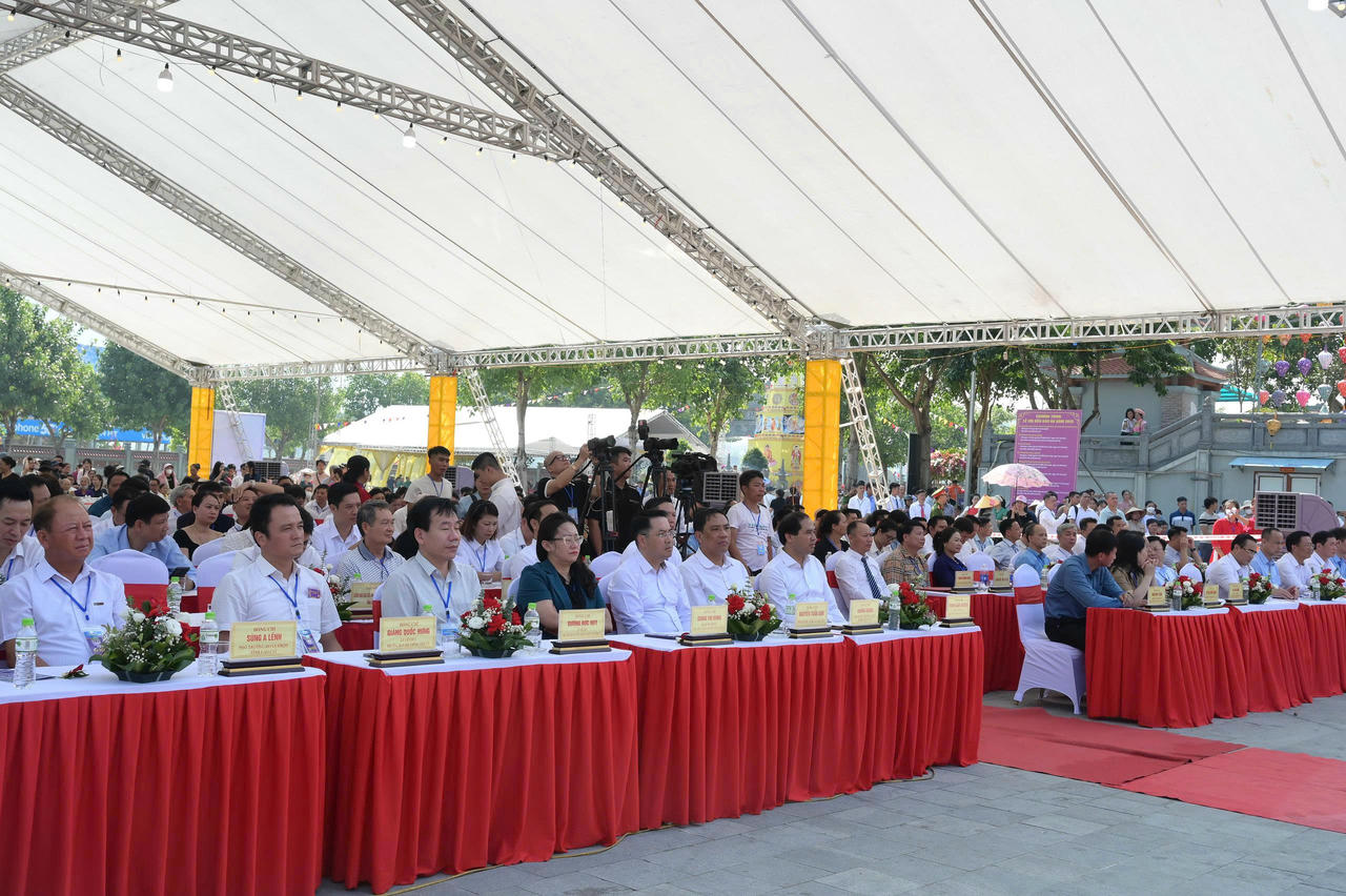 Các đại biểu tham dự buổi lễ