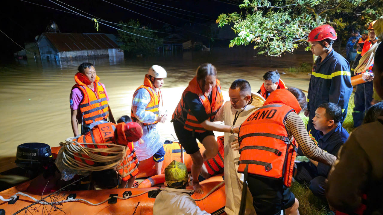Lực lượng chức năng đưa người dân ra khỏi khu vực nguy hiểm.