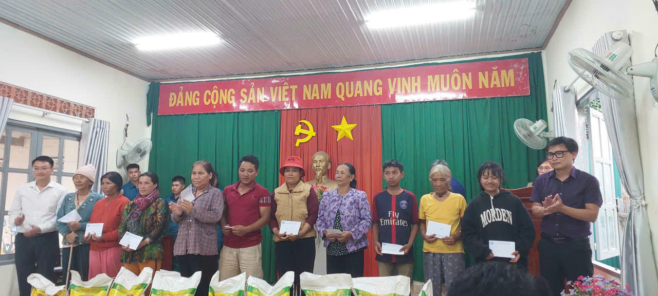 Các hộ dân vui mừng khi nhận được sự quan tâm kịp thời của chính quyền, nhà hảo tâm.