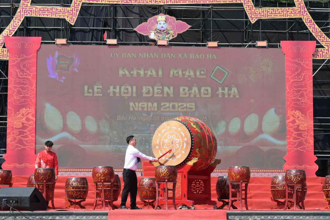 Ông Nguyễn Anh Dũng, Bí thư Đảng ủy, Chủ tịch HĐND xã Bảo Hà đánh trống khai hội.