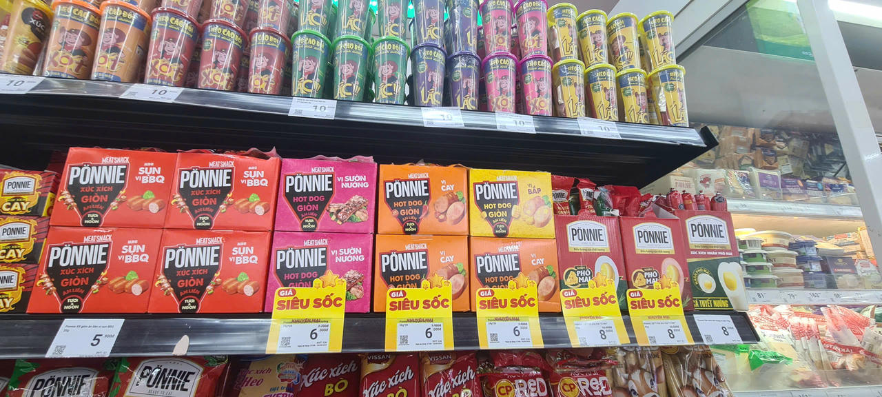 Xúc xích PONNE của Tập đoàn Masan tại WinMart đang được giảm giá sâu. (Ảnh: Minh Hữu).