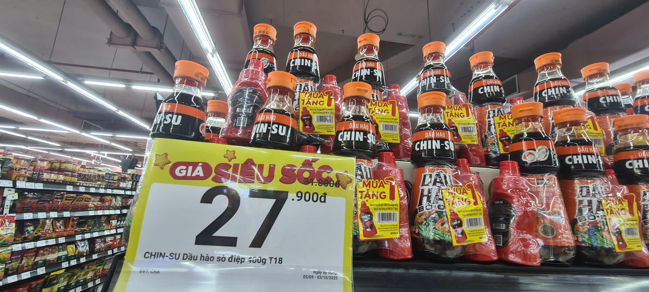 Nước mắm Nam Ngư, tương ớt Chin-su - những mặt hàng thiếu yếu của gia đình Việt được giảm giá "sốc". (Ảnh: Minh Hữu).