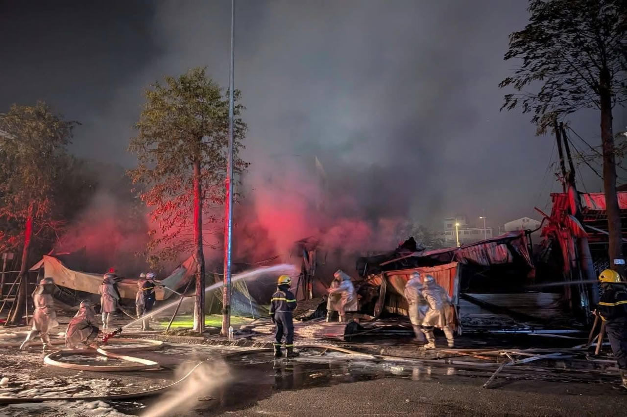 Cháy dãy cửa hàng kinh doanh ở Tây Hồ lúc rạng sáng