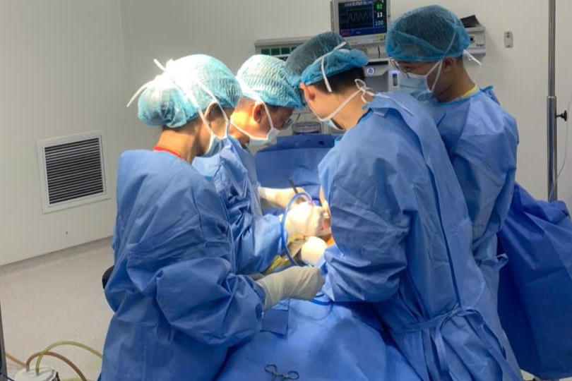 Mổ lấy sỏi mật thành công cho người đàn ông có 'trái tim bên phải'