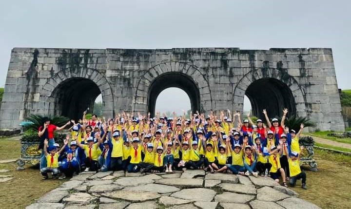 Học sinh tham quan tại Trung tâm Di sản văn hóa thế giới Thành Nhà Hồ.