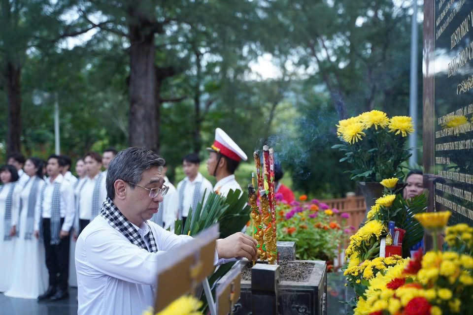Ông Nguyễn Phước Lộc, Phó Bí thư Thành ủy, Chủ tịch Ủy ban MTTQ Việt Nam TP Hồ Chí Minh dâng hương các Anh hùng liệt sĩ