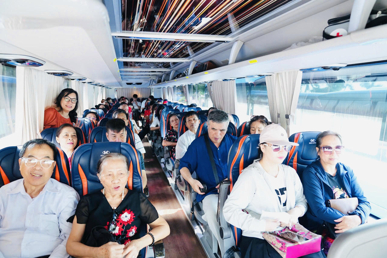 Người dân háo hức với chuyến xe miễn phí tham quan Triển lãm A80 tại Hà Nội