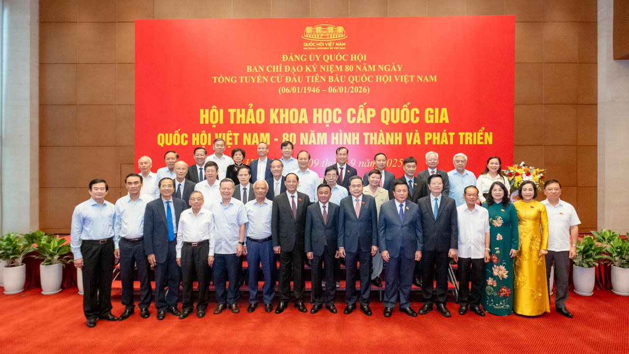 Các đại biểu chụp ảnh lưu niệm. (Ảnh: quochoi.vn)