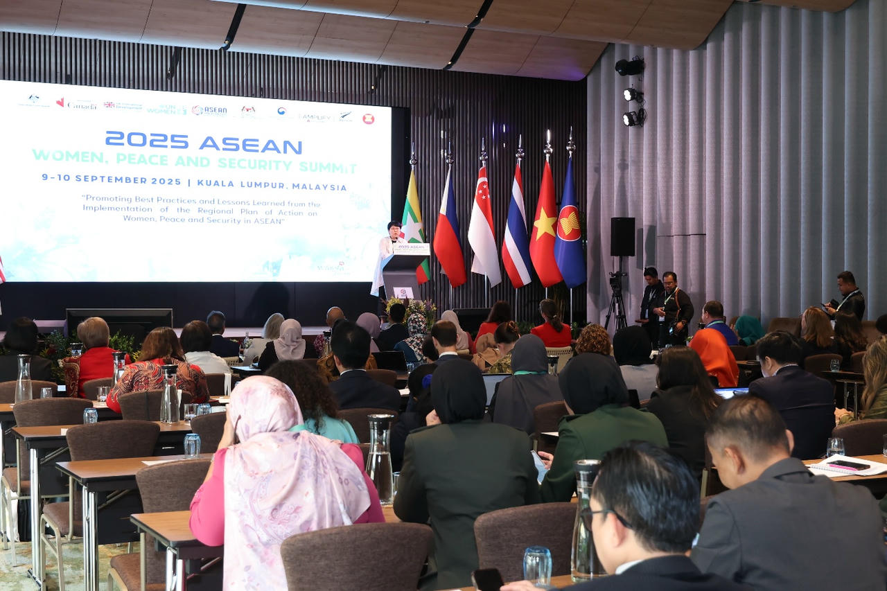 Ulziisuren Jamsran, Đại diện quốc gia của UN Women Indonesia và Điều phối viên ASEAN đang phát biểu khai mạc tại Hội nghị Thượng đỉnh Phụ nữ, Hòa bình và An ninh ASEAN năm 2025 tại Malaysia vào ngày 9/9/2025. Ảnh: UN Women