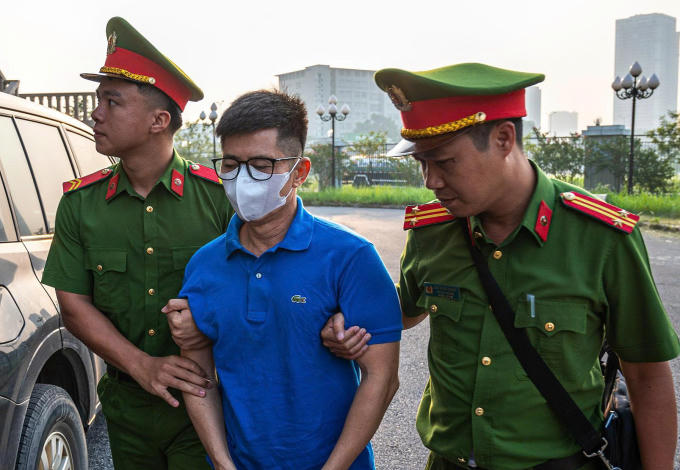 Nguyễn Duy Hưng được dẫn giải tới toà.