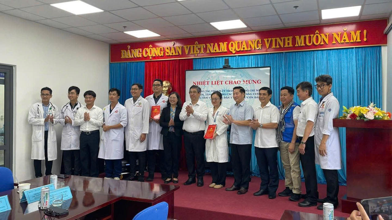 Đoàn công tác thăm Trung tâm Y tế Quân dân y Côn Đảo.