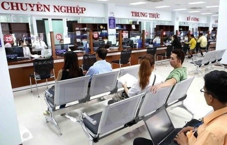 Tinh thần 'vừa chạy, vừa xếp hàng'
