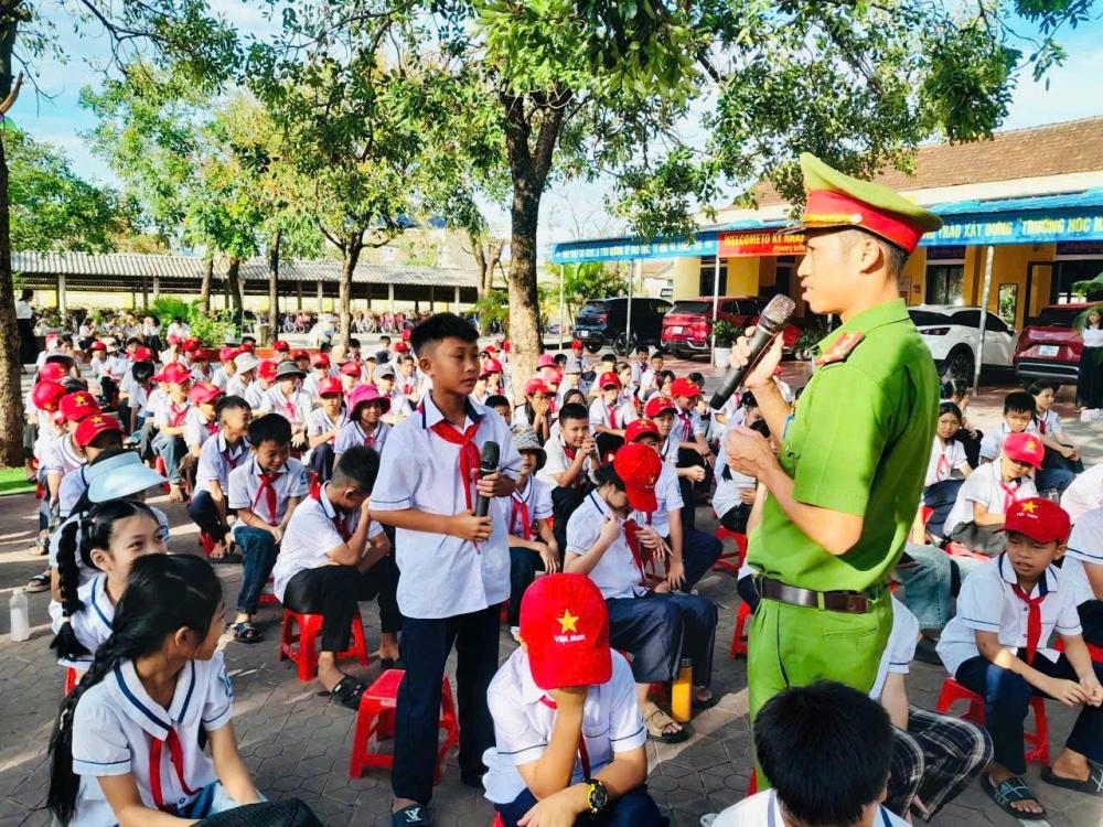 Hoạt động tuyên truyền pháp luật được tổ chức đa dạng, thiết thực, phù hợp với lứa tuổi học sinh.