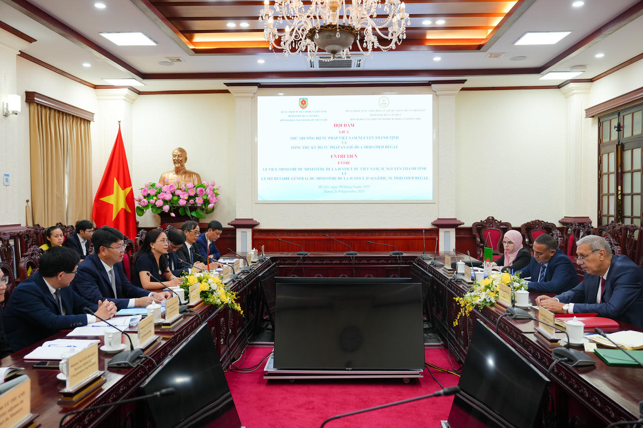 Toàn cảnh Hội đàm giữa Thứ trưởng Bộ Tư pháp Việt Nam Nguyễn Thanh Tịnh và Tổng Thư ký Bộ Tư pháp An-giê-ri Mohamed Regaz.