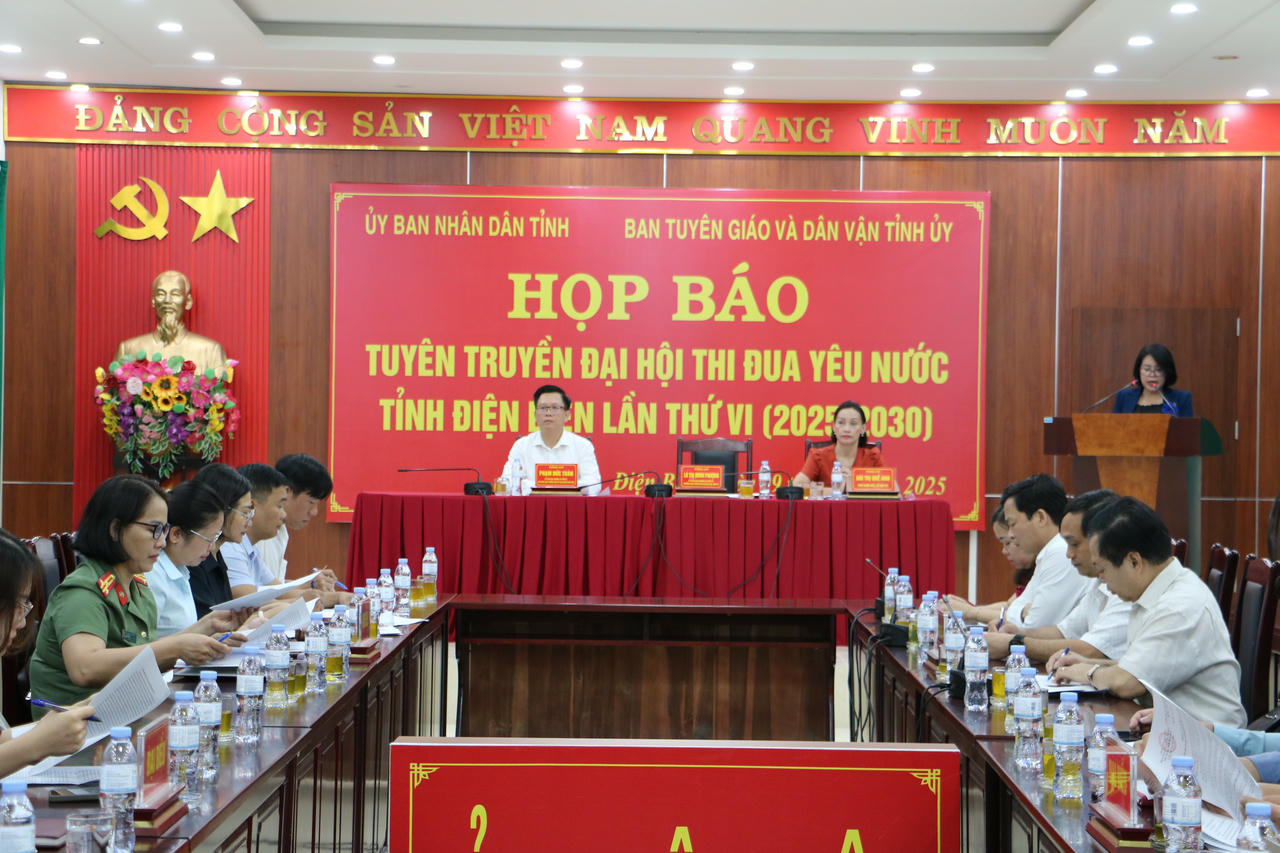 Bà Lò Thị Minh Phượng - Trưởng ban Tuyên giáo và Dân vận Tỉnh ủy Điện Biên phát biểu quán triệt nội dung họp báo.