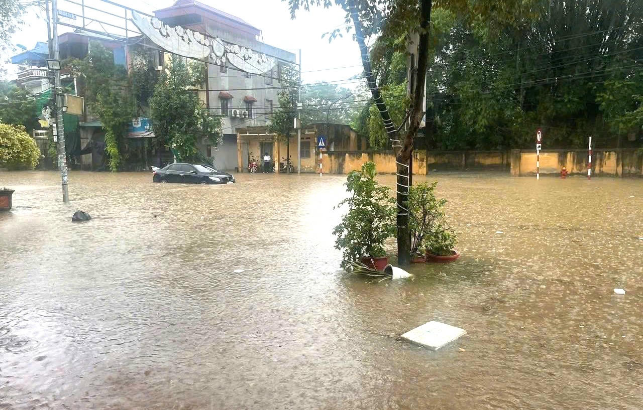 Mưa lớn gây ngập nhiều tuyến đường tại Pom Hán.