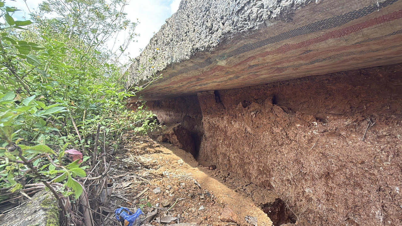 Có nhiều đoạn sạt lở ăn sâu, tạo thành hàm ếch.