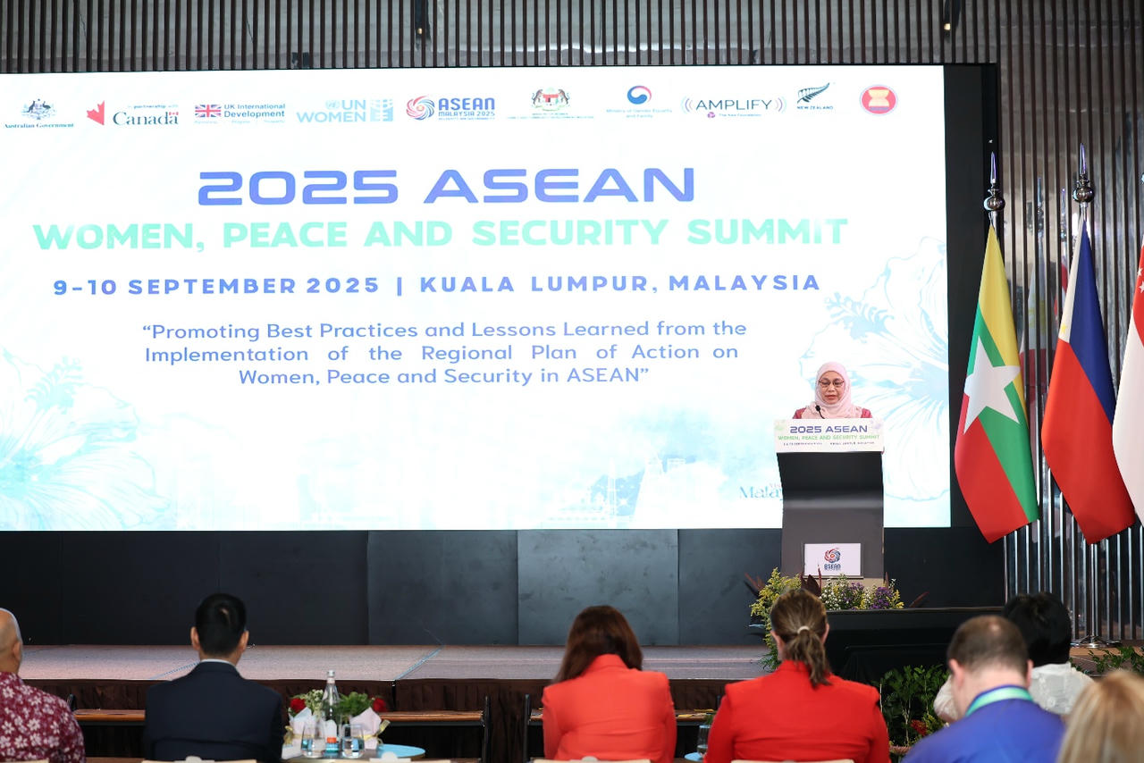 Tiến sĩ Maziah binti Che Yusoff, Tổng thư ký Bộ Phụ nữ, Gia đình và Phát triển Cộng đồng và Ủy ban ASEAN về Phụ nữ Malaysia phát biểu khai mạc Hội nghị thượng đỉnh Phụ nữ, Hòa bình và An ninh ASEAN năm 2025 vào ngày 9/9/2025. Ảnh: UN Women