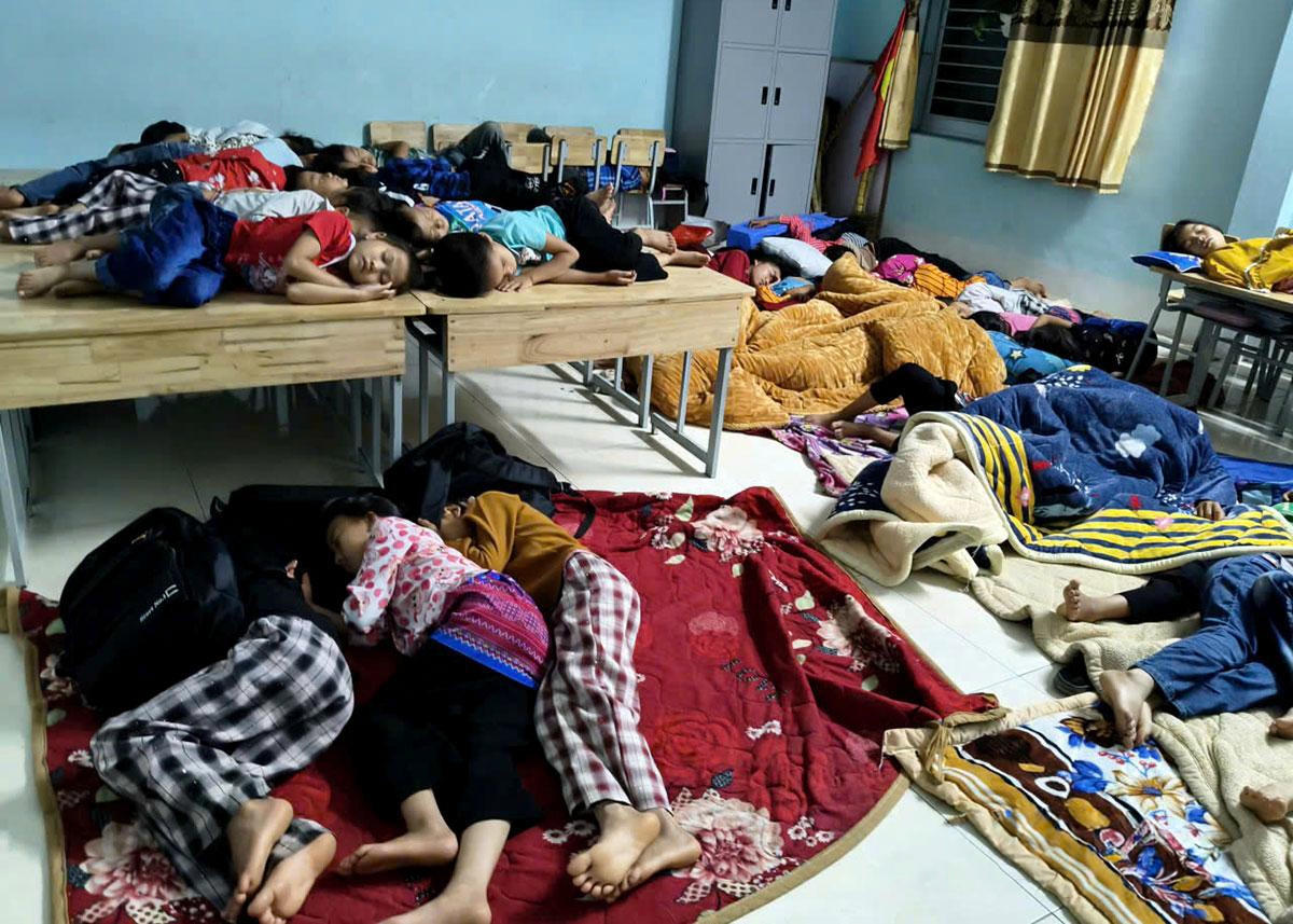 Hơn 300 học sinh hiện được sơ tán tới ở tại UBND xã Thàng Tín (cũ). Ảnh: CTV.