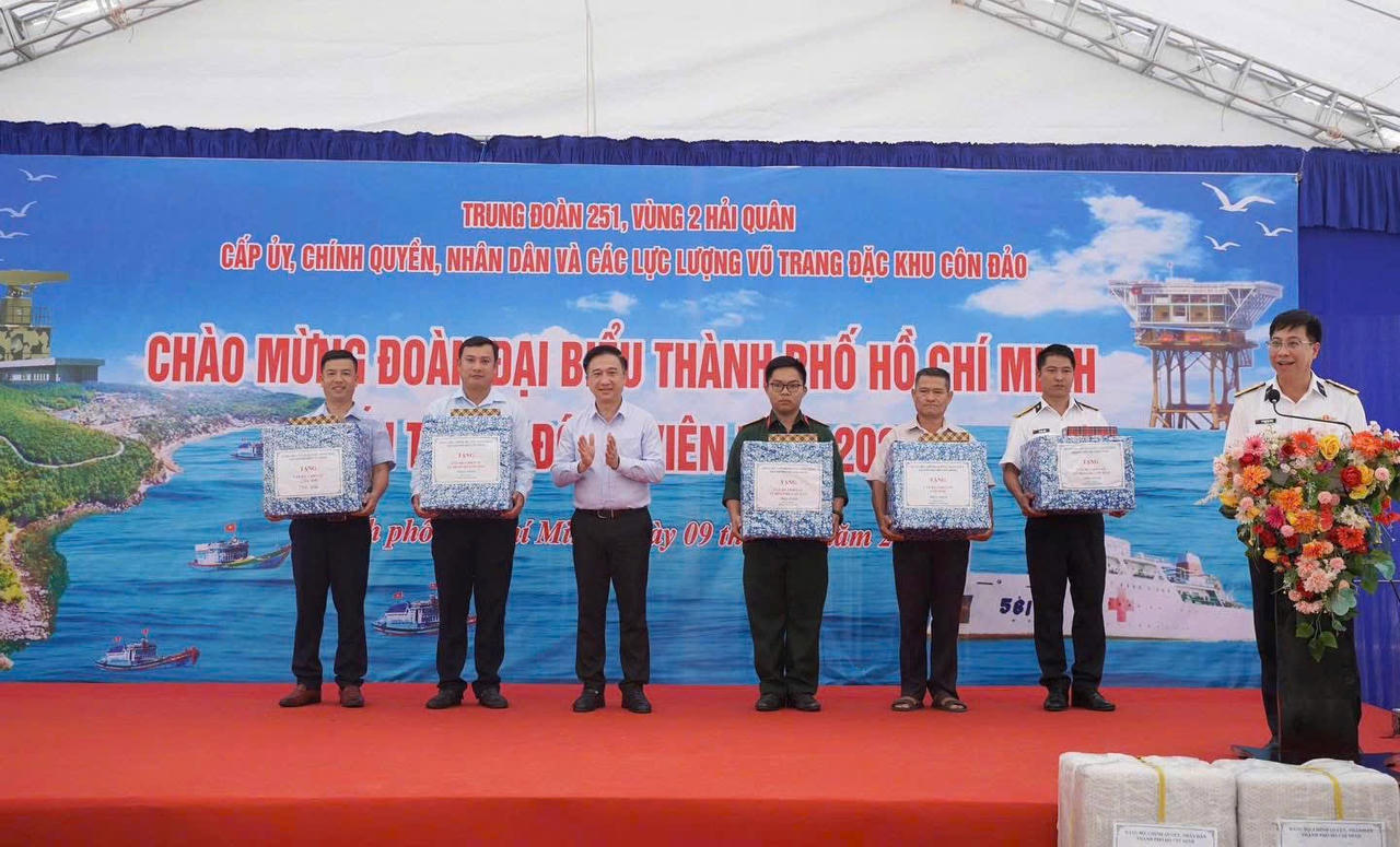   Ông Đặng Minh Thông thay mặt đoàn công tác tặng quà, động viên cán bộ, chiến sĩ Trạm Ra đa 590.