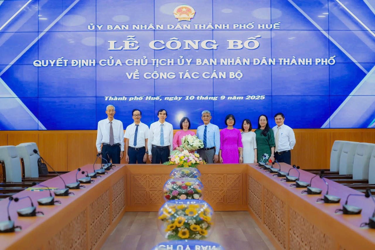 Lãnh đạo Sở Tư pháp TP Huế chúc mừng bà Nguyễn Thị Xuân Nhi.