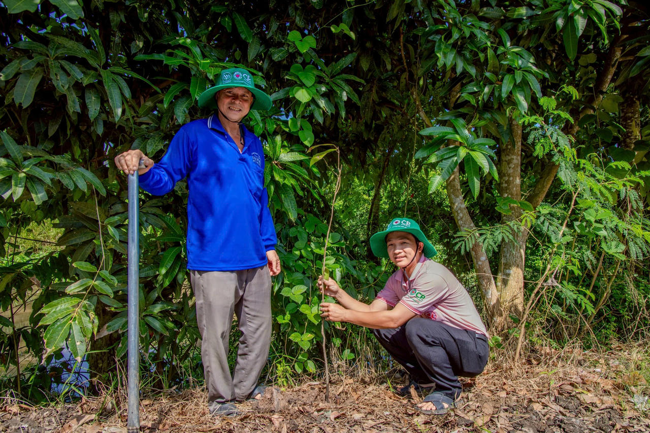 Người dân địa phương và các tình nguyện viên C.P. Việt Nam ra quân trồng cây tại tuyến bờ Đông Gáo Giồng dài hơn 3km.
