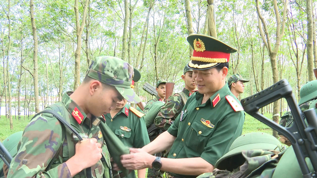 Trung tướng Đào Tuấn Anh - Tư lệnh Quân đoàn động viên cán bộ, chiến sĩ trước khi cơ động.