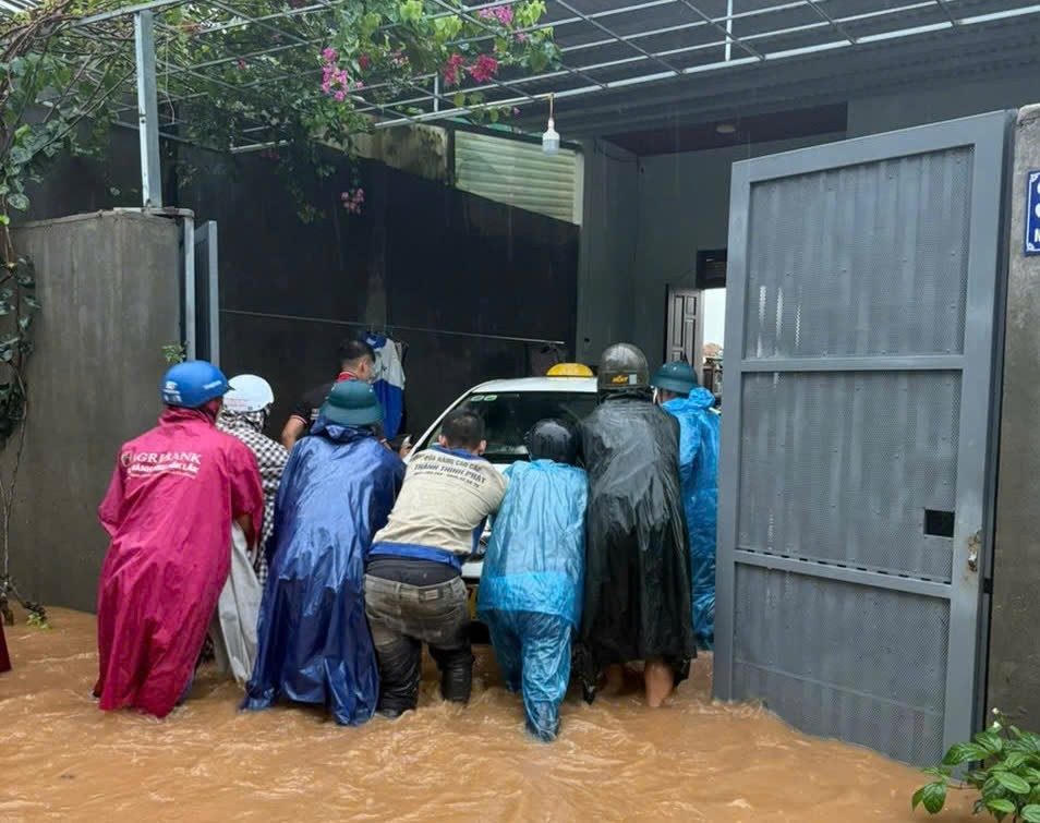 Nước ngập vào nhà người dân khiến phương tiện bị ảnh hưởng.