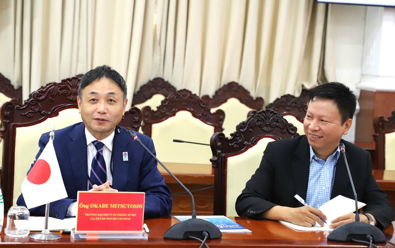 Ông Okabe Mitsutoshi - Trưởng đại diện Văn phòng JETRO phát biểu tại buổi làm việc.