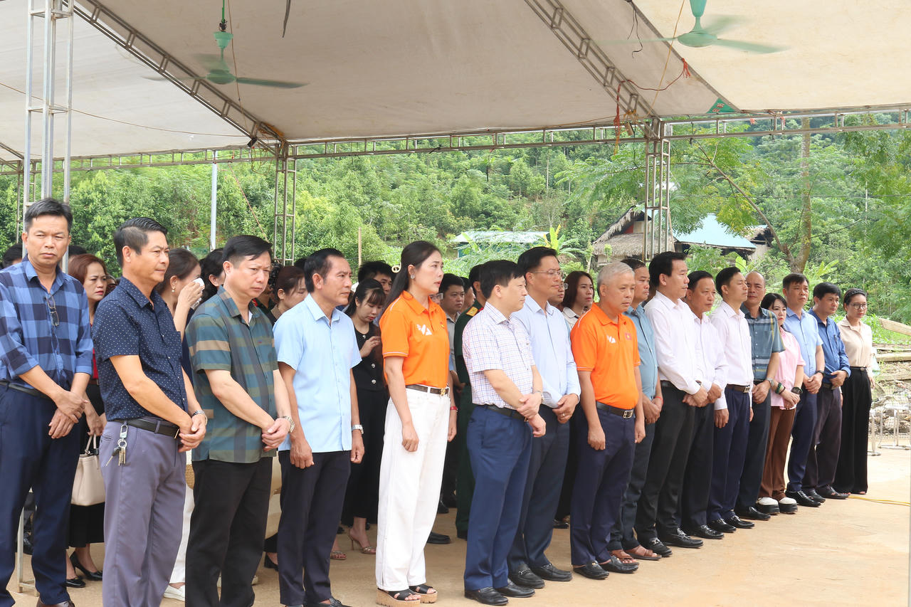 Các đại biểu tham dự buổi lễ.