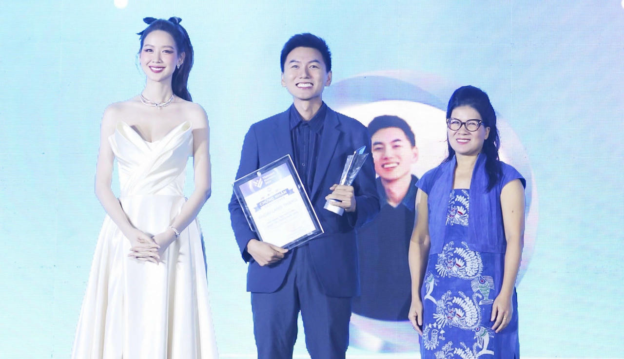 Tại "Vietnam iContent Awards 2024", Khoai lang thang lập cú đúp gồm: "Nhà sáng tạo nội dung được yêu thích nhất" và "Nhà sáng tạo nội dung của năm" (Ảnh: Quỳnh Trần).