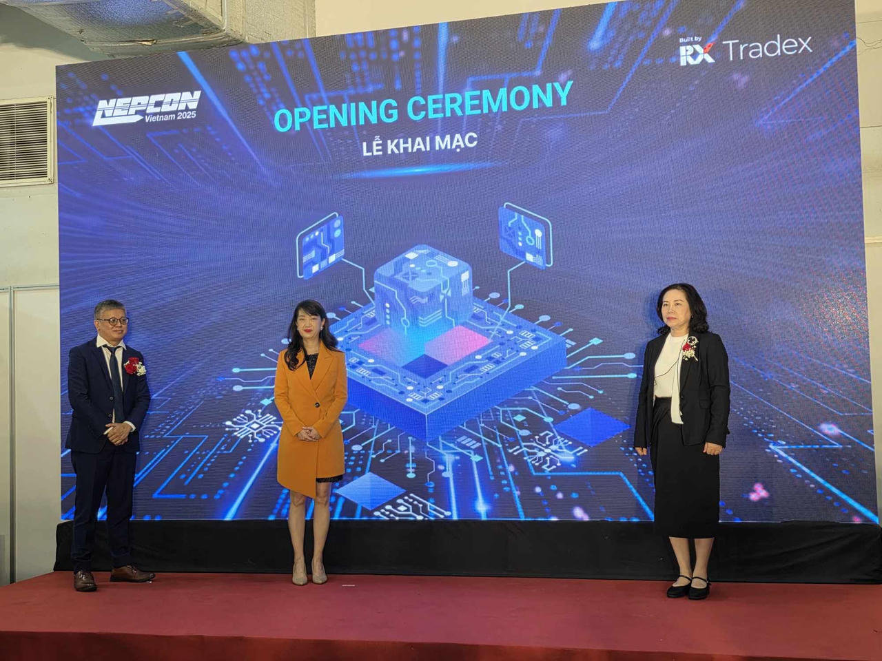 Các đại biểu thực hiện nghi thức khai mạc Triển lãm