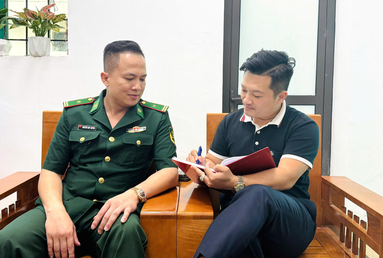 Thiếu tá Nguyễn Huy Quyền - Trạm trưởng Trạm Biên phòng Cửa khẩu quốc tế Lào Cai chia sẻ cùng phóng viên Báo Pháp luật Việt Nam