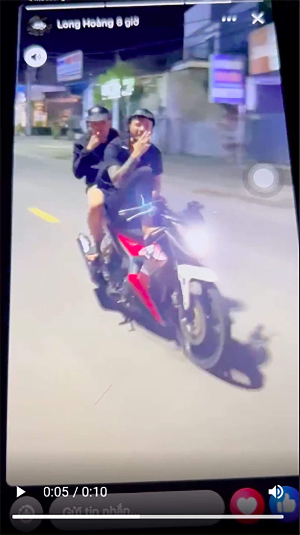 L.X.Á điều khiển mô tô buông cả hai tay, tạo dáng khi xe đang chạy và quay clip đăng tải lên mạng xã hội, gây nguy hiểm cho chính mình và người tham gia giao thông.