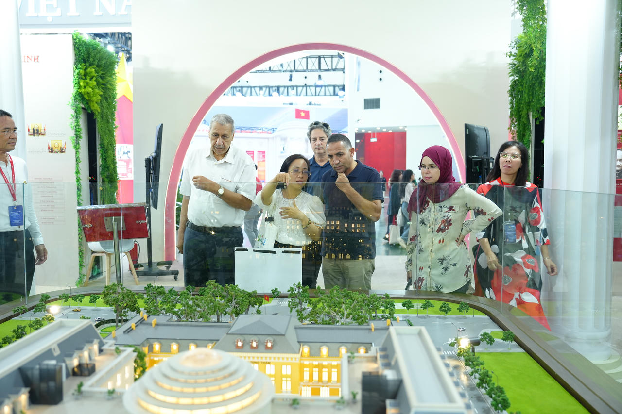 Đoàn thăm không gian trưng bày của Toà án nhân dân tối cao và một số bộ, ngành khác.